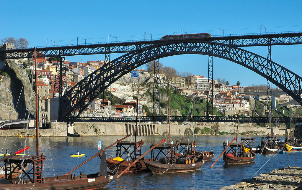 Nejslavnější portský most přes řeku Douro