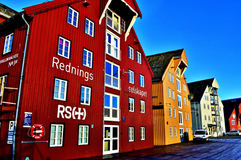 Rybářský přístav s typickými domy v Tromso