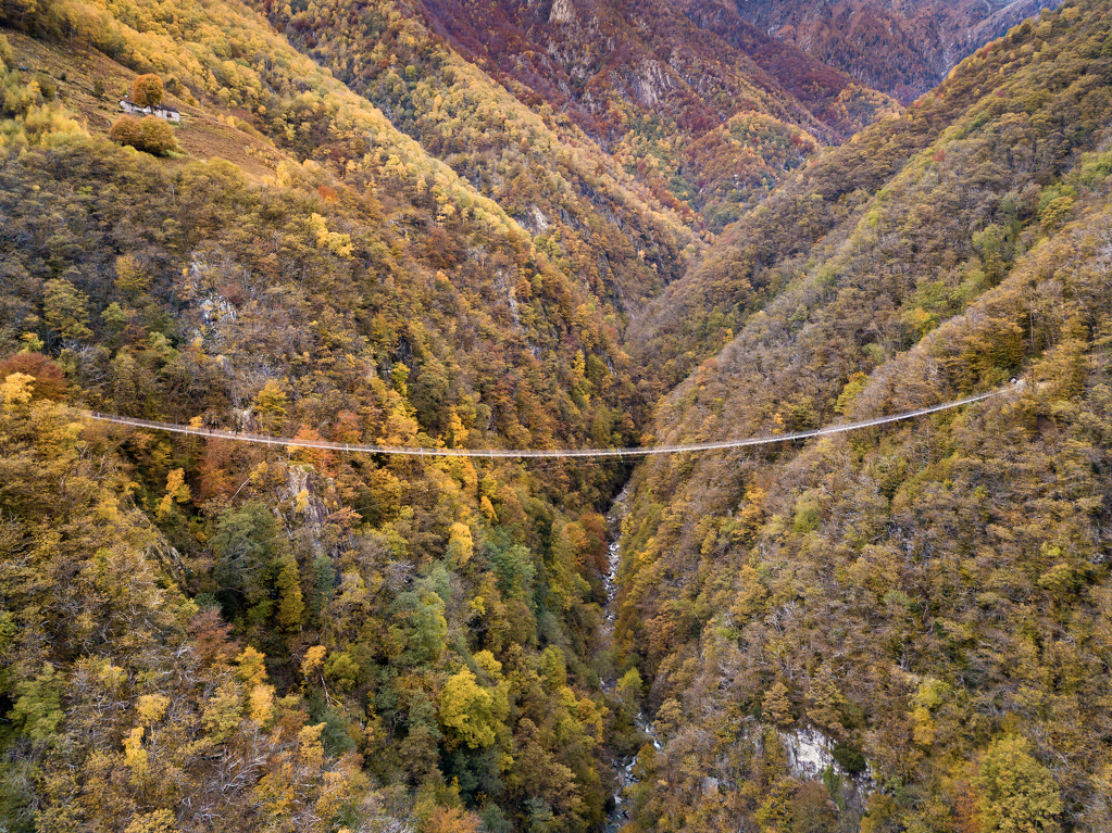 Tibetský most na podzim - foto od Ticino Turismo / Remy Steinegger