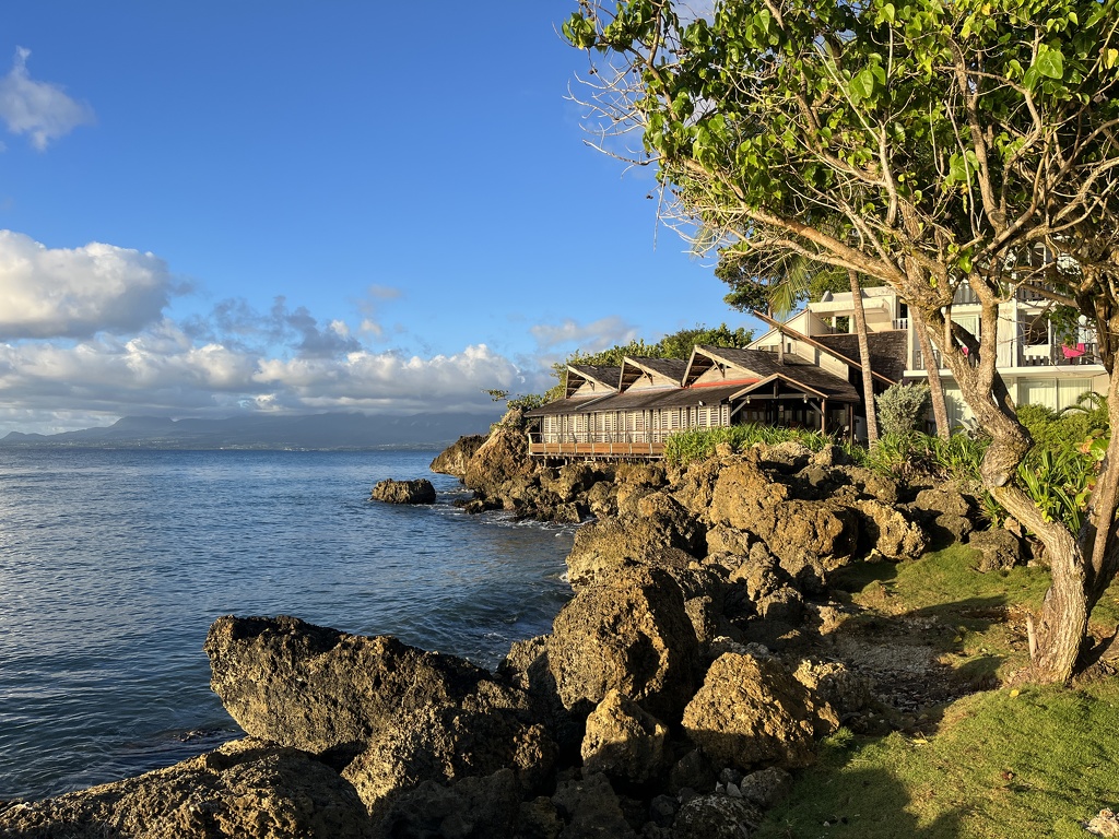 Výhled z hotelové pláže na Basse Terre a sopku v pozadí